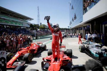Vettel kalahkan dua Mercedes untuk juarai GP F1 Bahrain