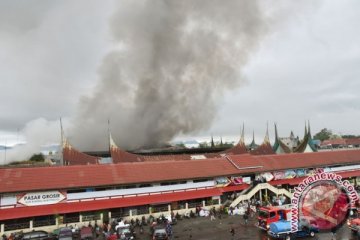 Sebagian area pasar grosir terbesar di Sumbar terbakar