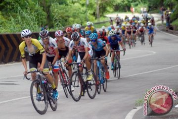 Keripik tempe dan salak untuk pebalap Tour de Singkarak