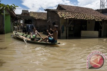 Satu keluarga terjebak banjir di Bandung akhirnya diselamatkan