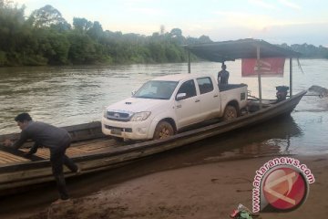 Kapal Kayu Tradisional Angkut Mobil
