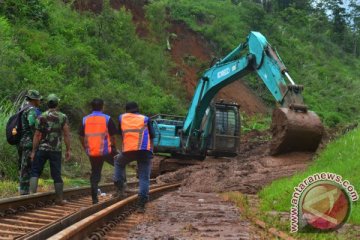 Longsor tutup jalur Malangbong-Bandung