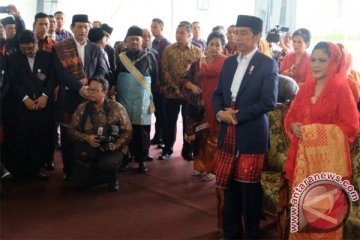 Jokowi belajar tari tortor satu hari demi Kahiyang-Bobby