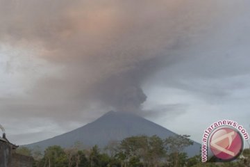 Kubah lava Gunung Agung naik tipis
