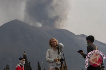 PVMBG: semburan asap Gunung Agung menurun drastis