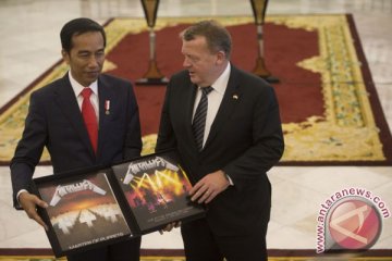 Bayar ke KPK, piringan hitam Metallica resmi milik Jokowi