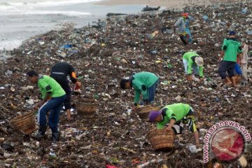 Sampah di pantai Cilacap dibersihkan Menteri LHK