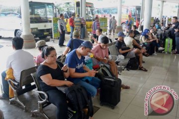 Bandara Juanda bagi-bagi ribuan takjil untuk penumpang