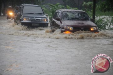 Tips menyetir saat banjir