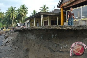 Pantai Cemara di Jambi abrasi 25 meter setahun