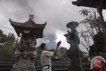 Abu Gunung Agung Bertambah Tinggi