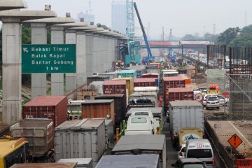 Petugas masih evakuasi crane roboh di jalur Jakarta-Cikampek