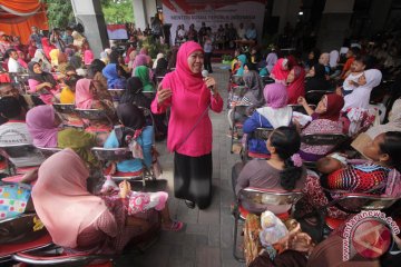 Mensos membagikan PKH dan BPNT tahap akhir di Yogyakarta