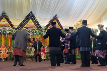 Presiden manortor di pesta adat pernikahan Kahiyang