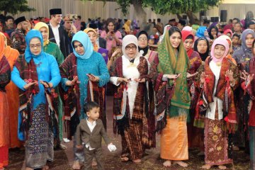 Kemarin cucu Jokowi menari tor-tor, film Kamila Andini menang di Australia