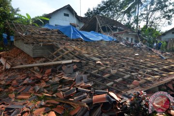 Rumah Ambruk Akibat Gempa