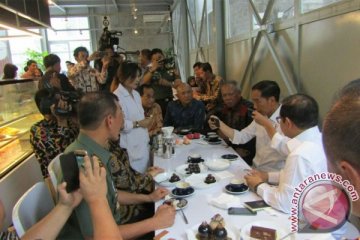 Presiden "ngevlog" di "Sejiwa Coffee Bandung"