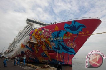 Kapal pesiar Genting Cruise berlabuh di Surabaya