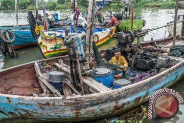 Belasan perahu nelayan Tuban rusak akibat ombak