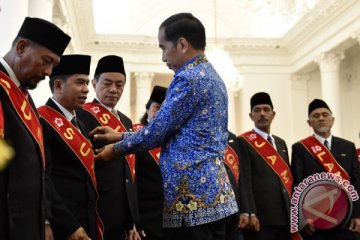Presiden Jokowi anugerahkan Satyalancana kepada pendonor 100 kali