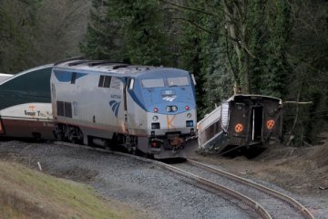 Kereta tergelincir di Italia, tiga orang tewas