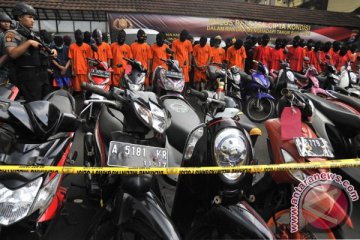 Polisi Bekasi sita belasan motor dan tahan puluhan orang pada Sabtu dini hari