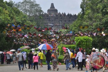 Pengunjung pertama Candi Borobudur tahun 2018 diarak naik gajah