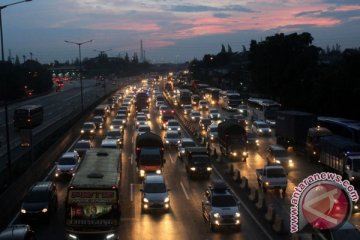 Tol Jakarta-Cikampek padat sambut libur panjang Paskah