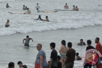 Kusir delman layani wisatawan di pantai Kuta