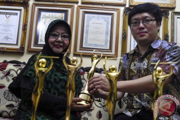 Waldjinah Terima AMI Award