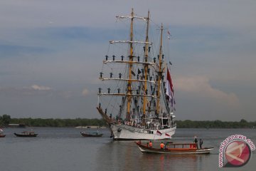 KRI Dewaruci Berlabuh Di Belawan