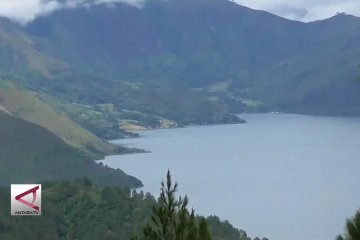 Menikmati Keindahan Danau Toba dari Taman Sipinsur