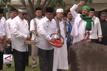 Warga Banda Aceh Ziarah  ke Kuburan Massal