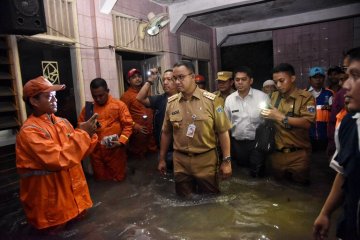 Anies kunjungi korban tanggul jebol di Jati Padang