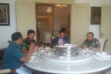 Presiden makan siang bersama Panglima dan Kepala Staf TNI