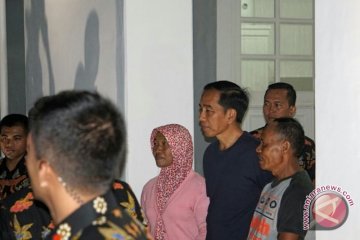 Malam pergantian tahun, Presiden undang sejumlah warga masuk Gedung Agung