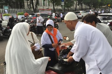 Massa alumni 212 berbagi sarapan gratis