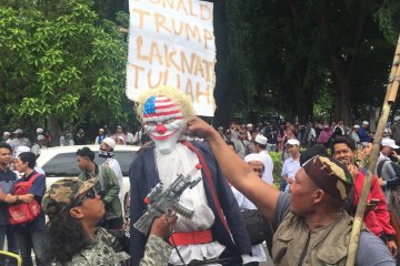 Massa bakar boneka Trump di depan Kedubes AS (video)