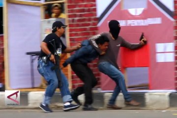Polisi  Cirebon Simulasi Pengamanan Pemilihan Kepala Daerah