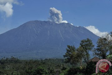 Asap Bercampur Abu Vulkanis Gunung Agung