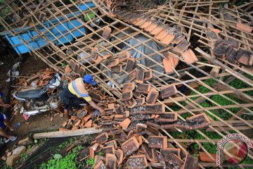 Puluhan rumah di Bondowoso diterjang puting beliung