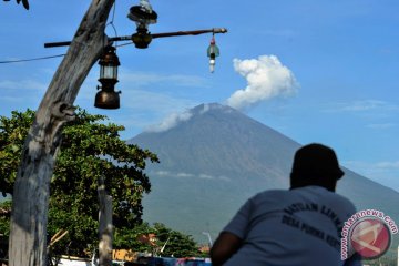 Gunung Agung Hembuskan Asap