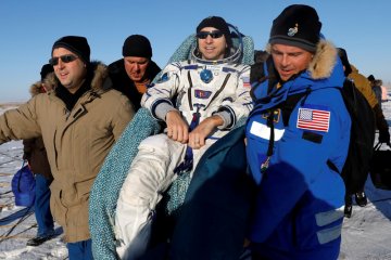 Dua astronaut dan satu kosmonaut kembali ke Bumi