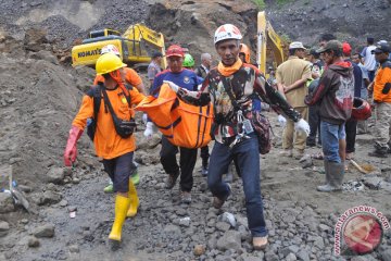 Petugas BPBD siaga di lokasi longsor Merapi Magelang