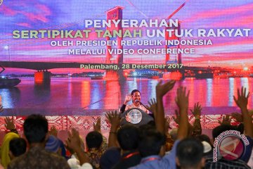 Menteri BUMN Serahkan Sertifikat Tanah