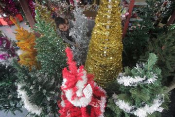 Penjualan Pernak-Pernik Natal