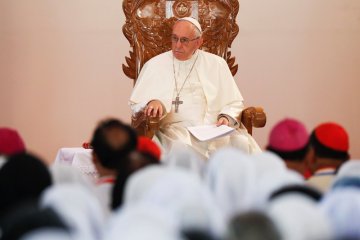 Paus bertemu korban pelecehan seksual pastor di Chile