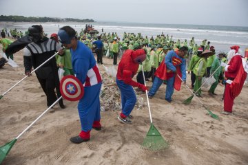 Superman, Batman, Thor, dan Sinterklas bersihkan sampah Pantai Kuta
