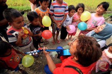 Menghibur Anak Pengungsi Banjir