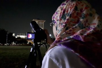 Fotografer penuhi Monas untuk potret gerhana